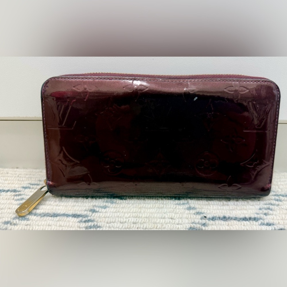 LOUIS VUITTON Classic Monogram Burgundy Vernis Patent Leather Zippy Chic Wallet - Picture 2 of 16